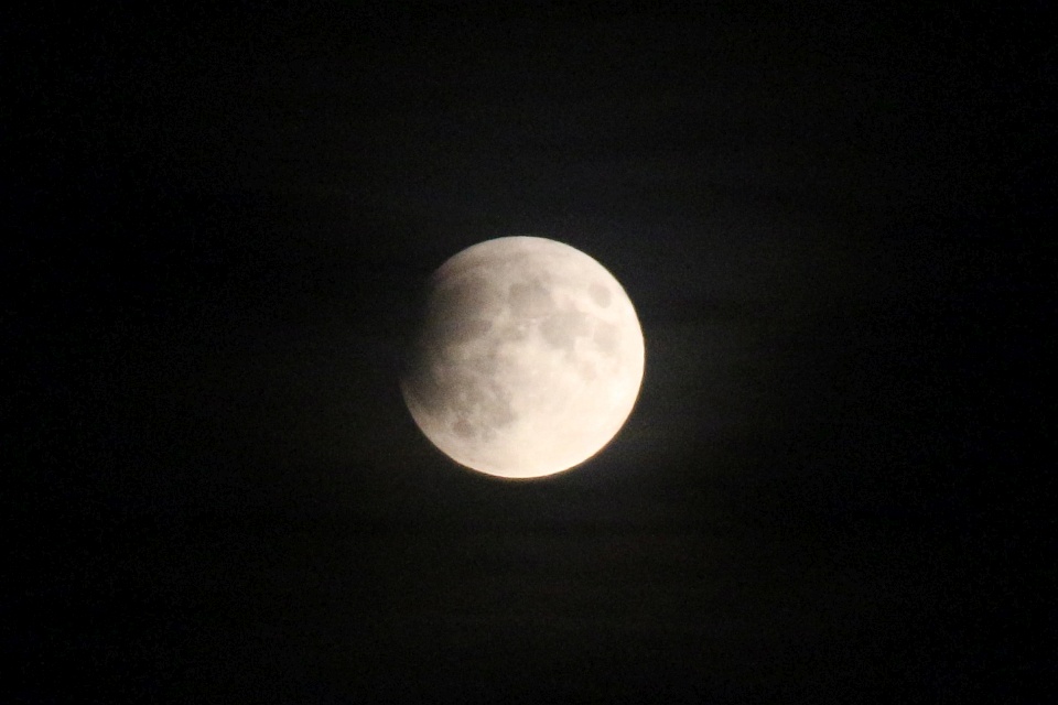 Erstes Foto der Finsternis - noch in Wolken