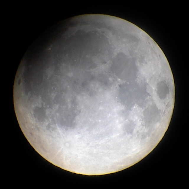 Mond kurz nach Eintritt in den Kernschatten